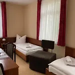 Am Theater 3*